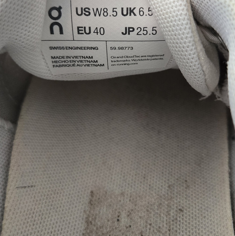 On  Cloud Running sneakers in women’s size 8.5 (EU 40) - Picture 7 of 7